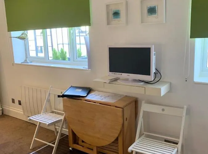 Between Piers, The Stylish Studio Flat In Cannon Place