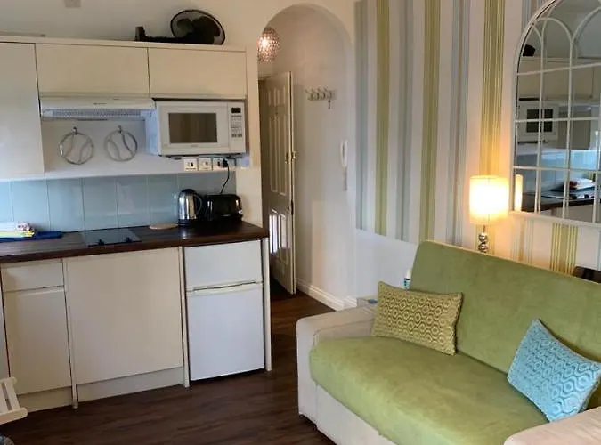 Between Piers, The Stylish Studio Flat In Cannon Place