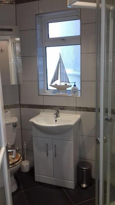 Between Piers, The Stylish Flat In Cannon Place Apartment